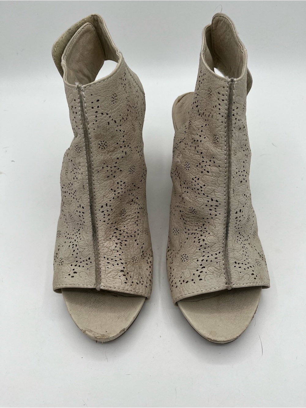 L ‘Artiste Perforated Peep-Toe Ankle Sandals in Light Taupe